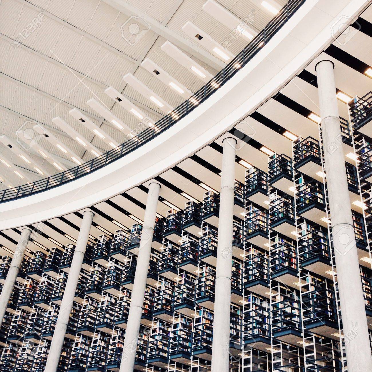 Universiti Teknologi의 정보 자원 센터 IRC 말레이시아 PETEONAS는 말레이시아에서 가장 아름다운 도서관 중  하나입니다. 로열티 무료 사진, 그림, 이미지 그리고 스톡포토그래피. Image 37393345