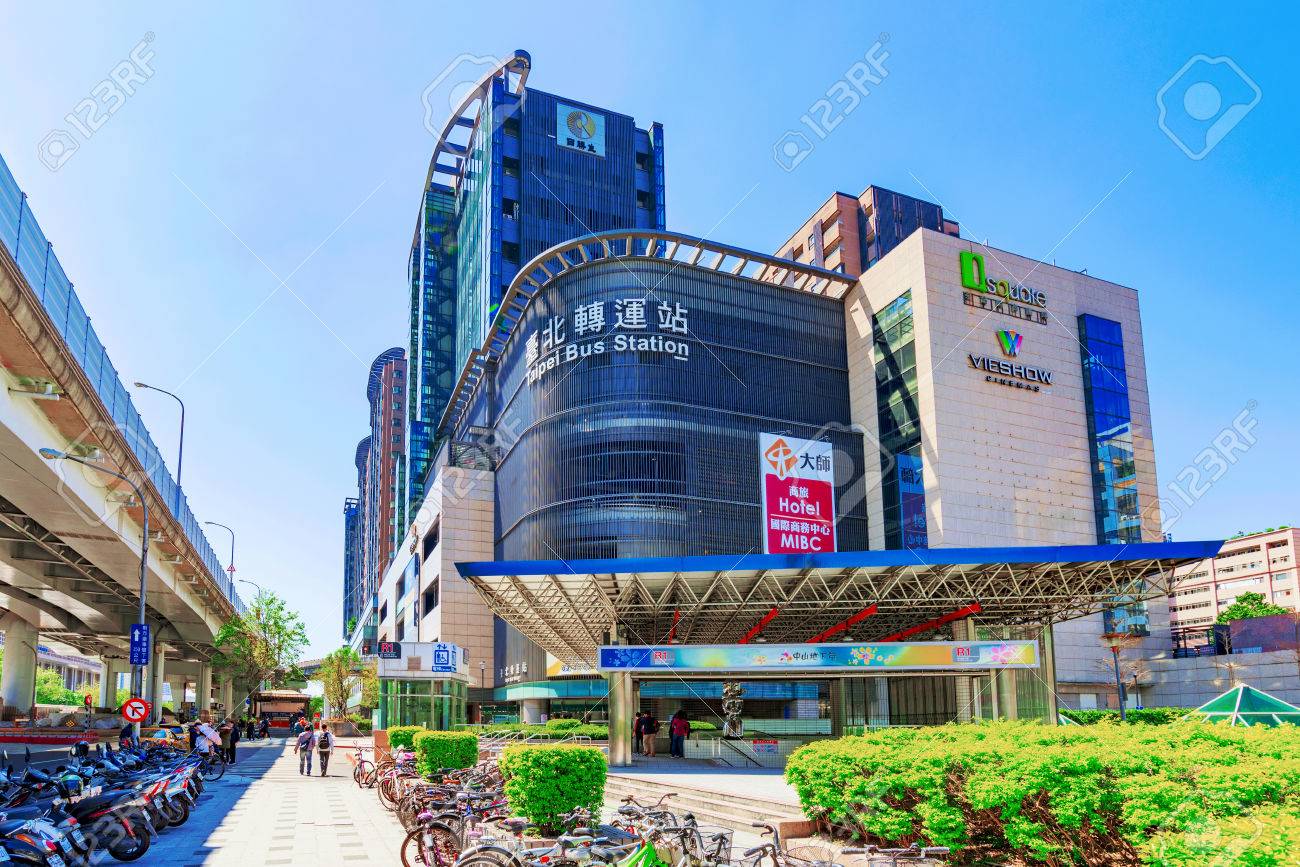 台北で 17 年 4 月 3 日に台北長距離バスの駅ビルと繁華街で Q スクエア ショッピング モールは この台北 台湾 4 月 3 日 の写真素材 画像素材 Image