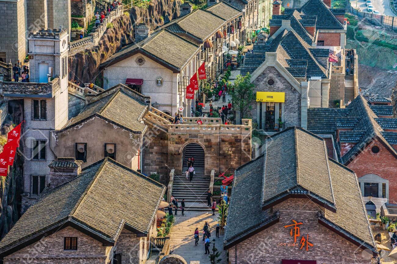 https://previews.123rf.com/images/asiastock/asiastock1904/asiastock190400069/121602510-chongqing-china-november-03-this-is-a-view-of-traditional-chinese-architecture-at-longmenhao-old.jpg