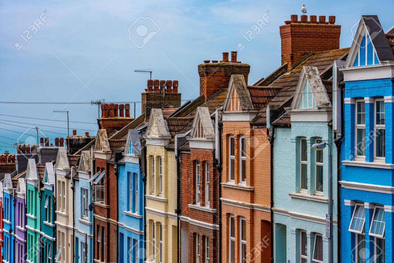 BRIGHTON, REGNO UNITO - 24 LUGLIO: Questa è una vista di case colorate sulla famosa Blaker Street, nota per le sue case dal design unico il 24 luglio 2019 a Brighton - 136348643