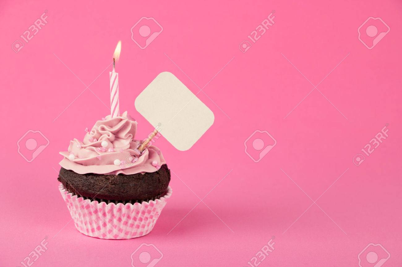 Petit Gateau D Anniversaire Rose Avec Une Bougie Et La Plaque Vierge Banque D Images Et Photos Libres De Droits Image