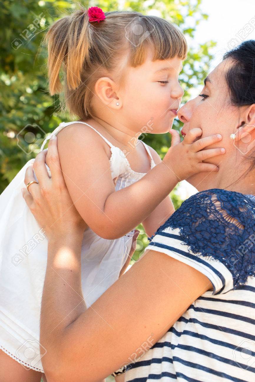 Mutter küsst kind mit zunge