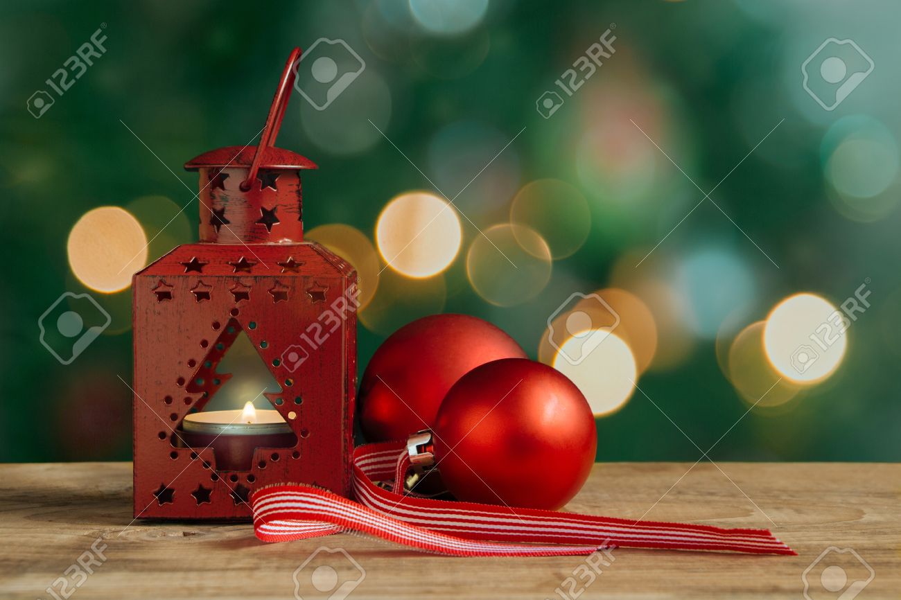 Lanterne Et Boules De Noël Rouge Sur Une Table En Bois Arbre Et Des Lumières De Noël à Larrière Plan