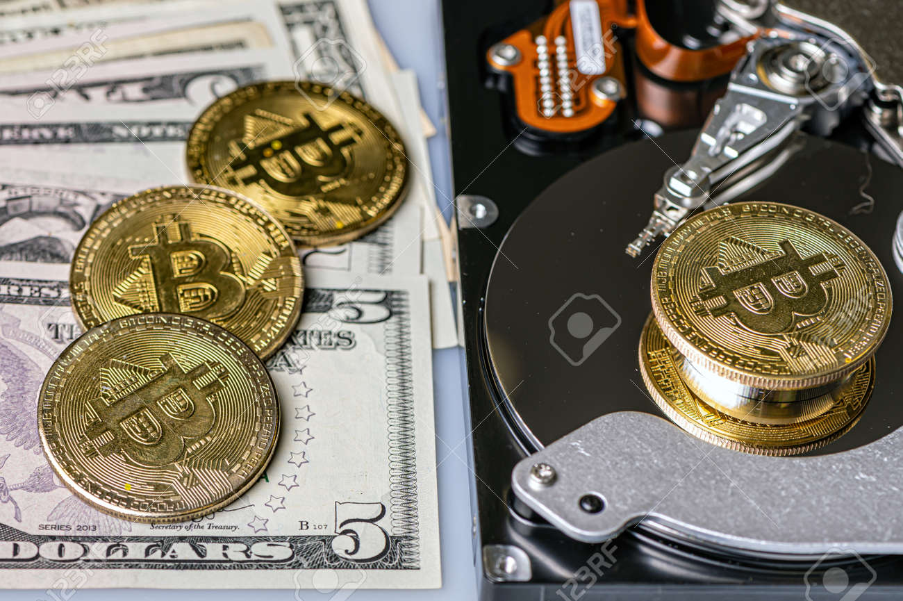 Monedas Bitcoin BTC, Disco Duro Abierto Y Billetes De Dólar, Criptomoneda Y  Sistema De Pago Digital Fotos, retratos, imágenes y fotografía de archivo  libres de derecho. Image 180403919