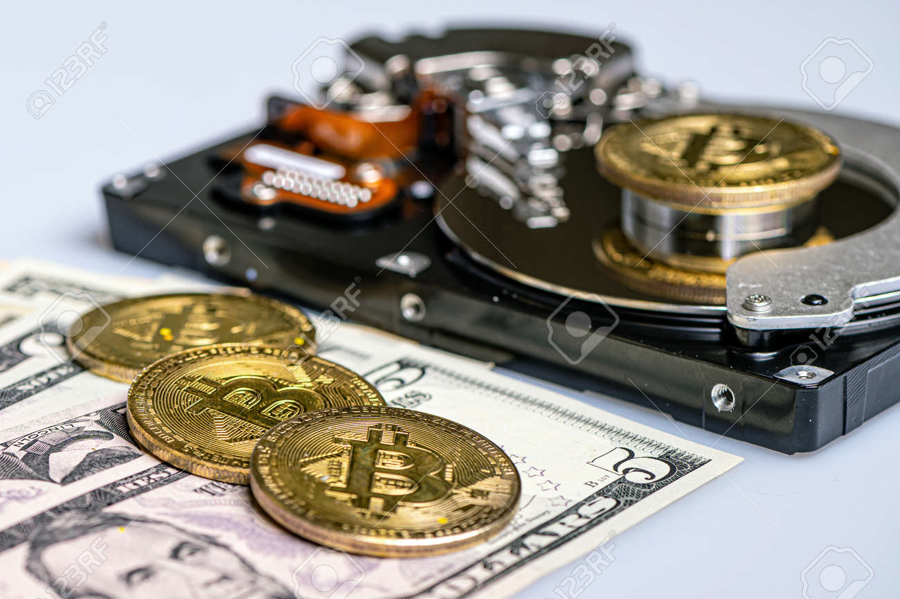 Monedas Bitcoin BTC, Disco Duro Abierto Y Billetes De Dólar, Criptomoneda Y  Sistema De Pago Digital Fotos, retratos, imágenes y fotografía de archivo  libres de derecho. Image 184566231