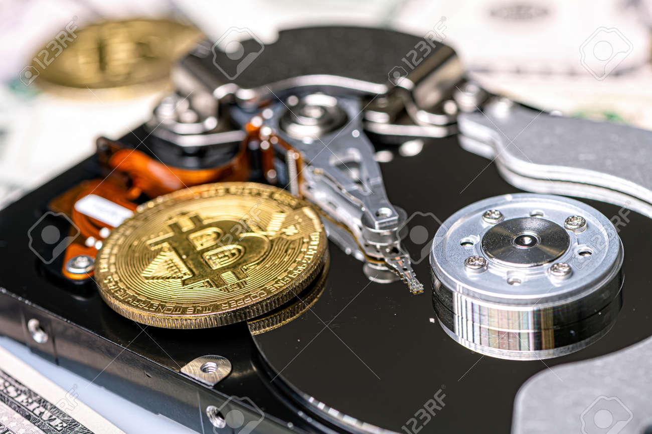 Monedas Bitcoin BTC, Disco Duro Abierto Y Billetes De Dólar, Criptomoneda Y  Sistema De Pago Digital Fotos, retratos, imágenes y fotografía de archivo  libres de derecho. Image 185468126