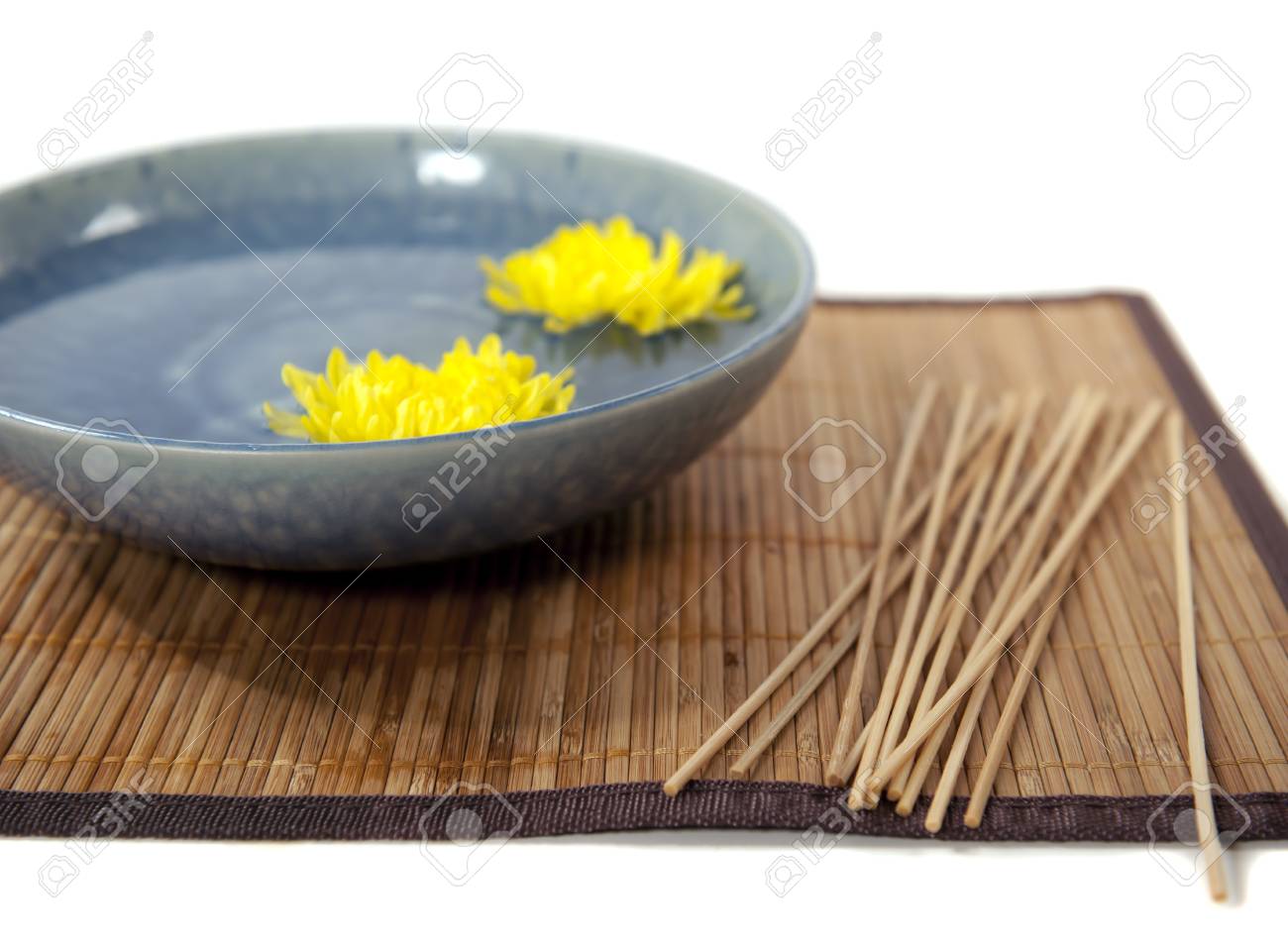 chrysanthumum flowers in a blue bowl - 9651330 chrysanthumum flowers in a blue bowl - 9651330