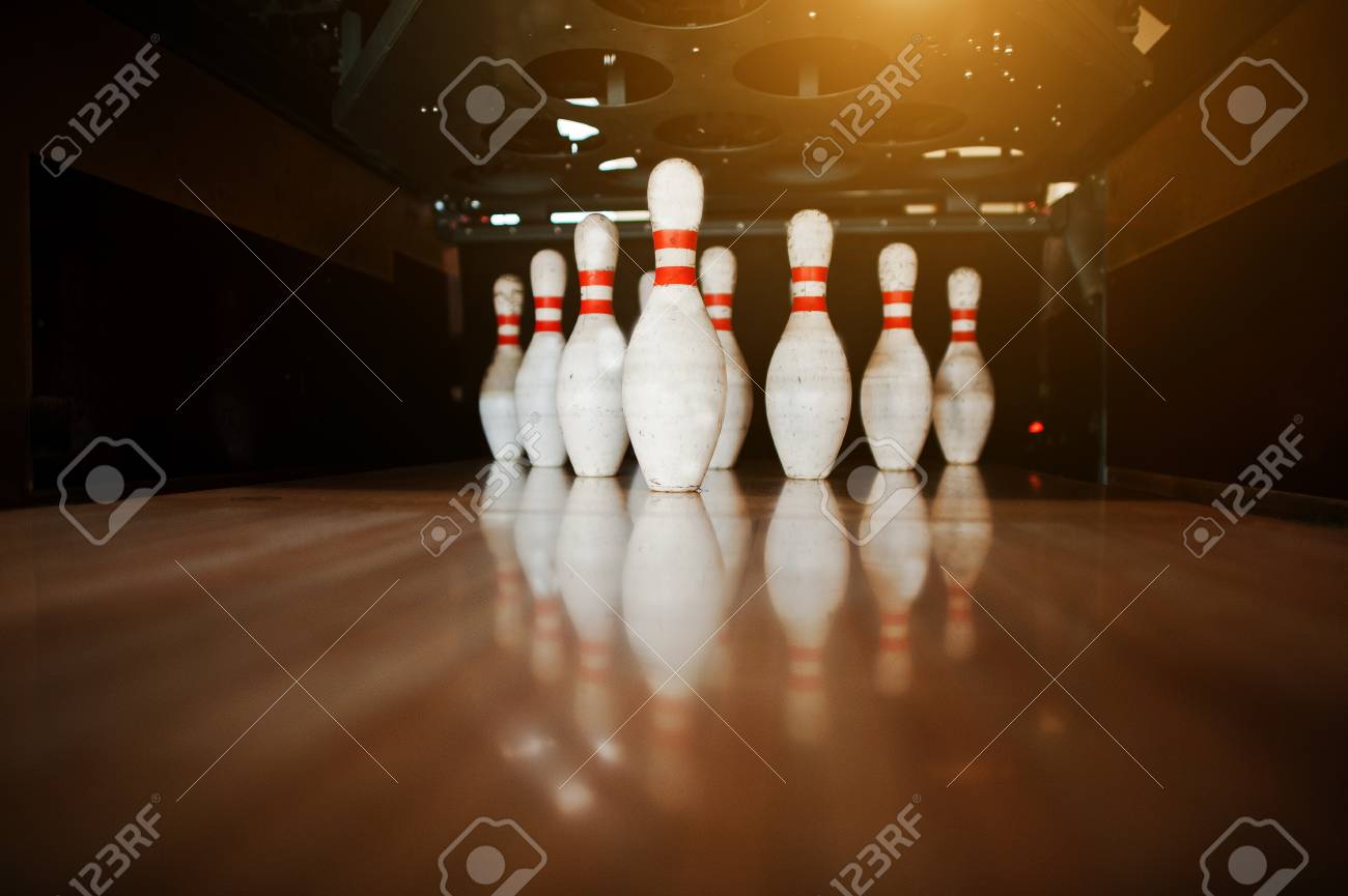 ボーリング場のレーンで 10 本のピン の写真素材 画像素材 Image