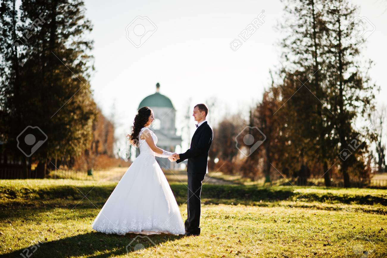 晴れた日の背景の古い教会でおしゃれな結婚式のカップル の写真素材 画像素材 Image