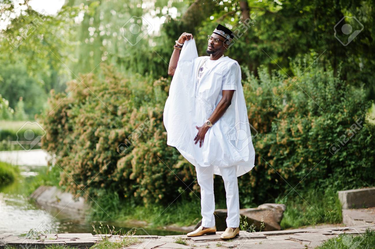 Reicher Schwarzer Mann Auf Weissem Nationalen Kleid Lizenzfreie Fotos Bilder Und Stock Fotografie Image 59145999