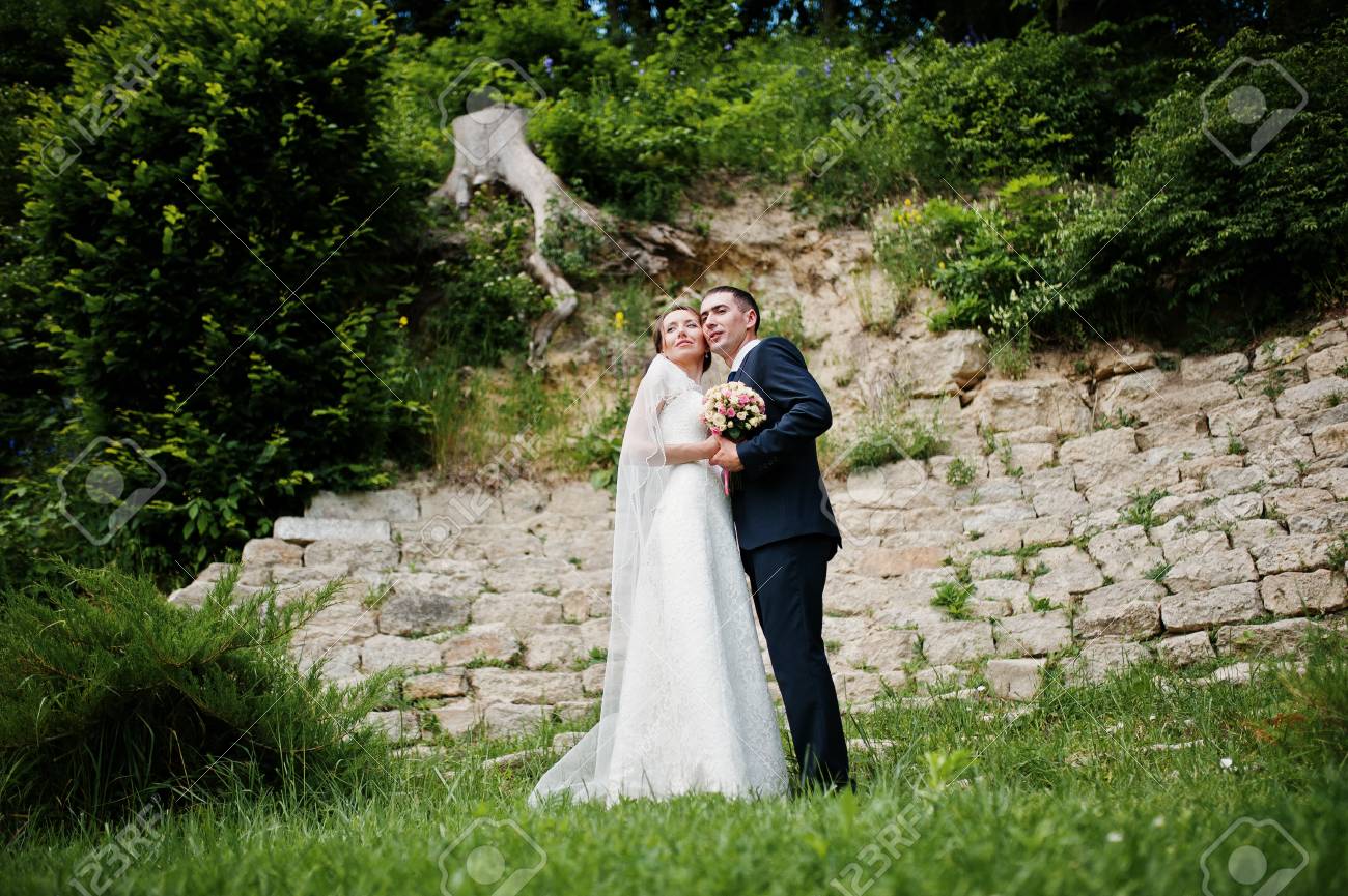 Estancia Pared De Piedra De Fondo Par De La Boda Y El Munon En La