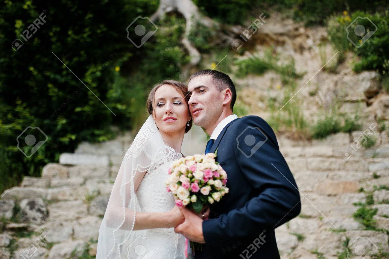 Estancia Pared De Piedra De Fondo Par De La Boda Y El Munon En La