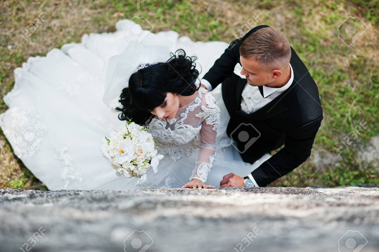 公園でスタイリッシュな結婚式のカップルの上からの眺め 新郎新婦のキス首 の写真素材 画像素材 Image 公園でスタイリッシュな結婚式のカップルの上からの眺め 新郎新婦のキス首 の写真素材 画像素材 Image