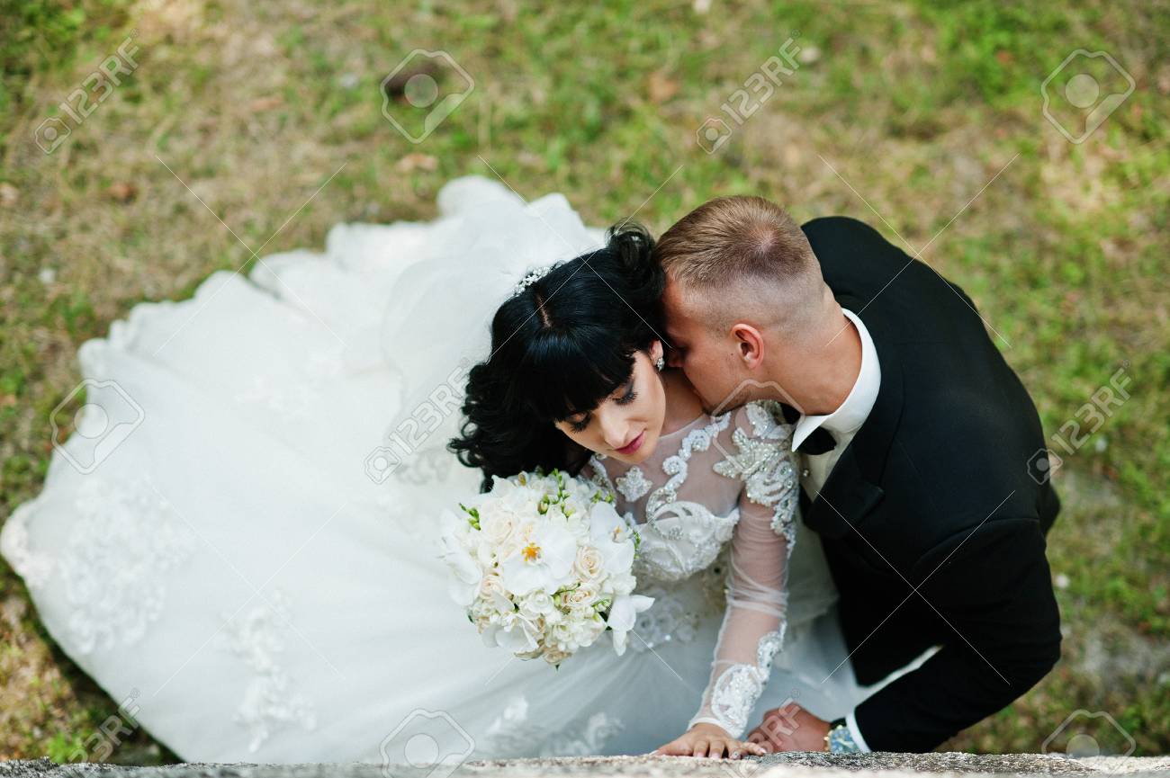 公園でスタイリッシュな結婚式のカップルの上からの眺め 新郎新婦のキス首 の写真素材 画像素材 Image 公園でスタイリッシュな結婚式のカップルの上からの眺め 新郎新婦のキス首 の写真素材 画像素材 Image