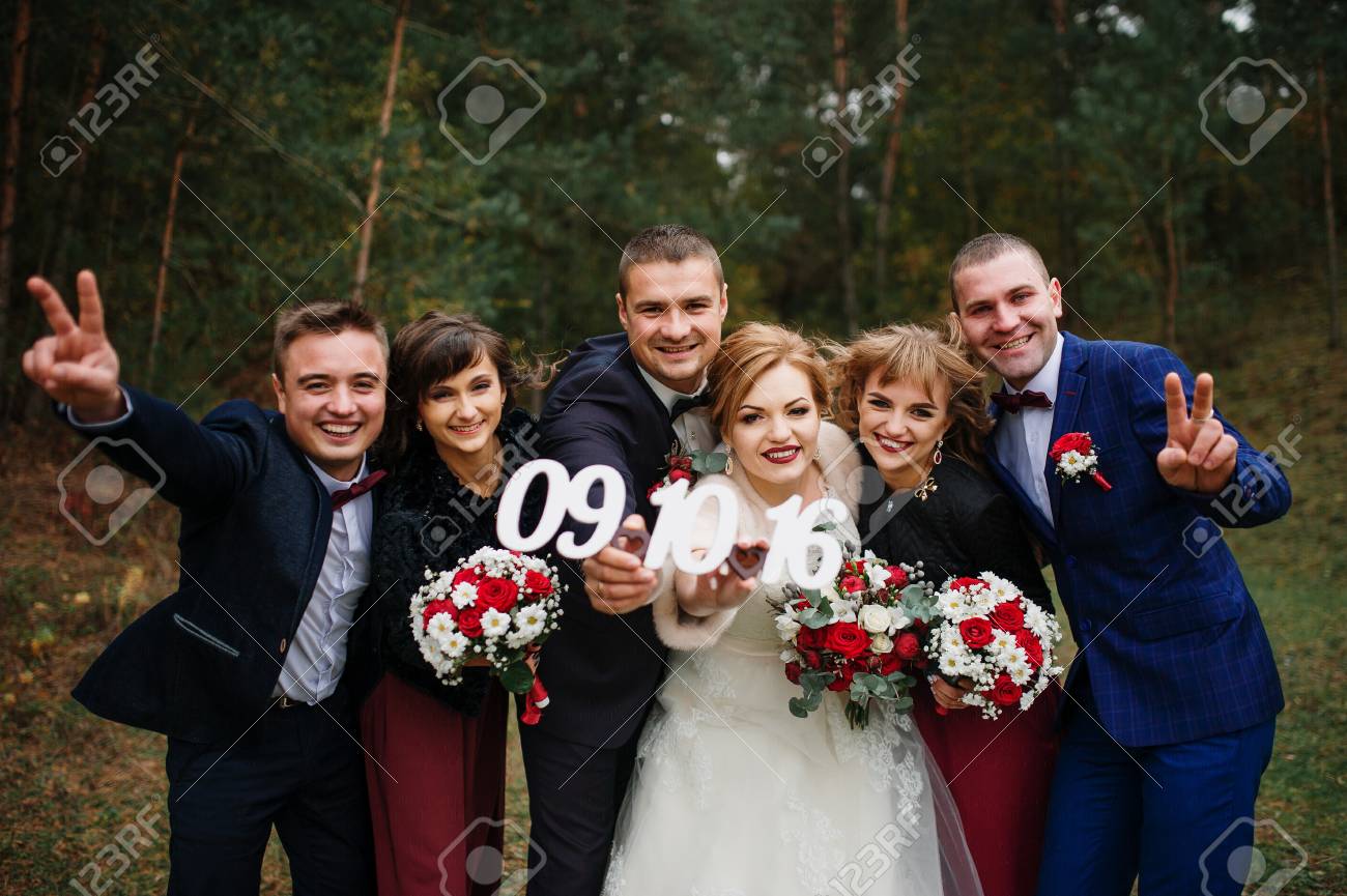 友人新婦付け添人と木で介添人の結婚式 の写真素材 画像素材 Image 友人新婦付け添人と木で介添人の結婚式 の写真素材 画像素材 Image