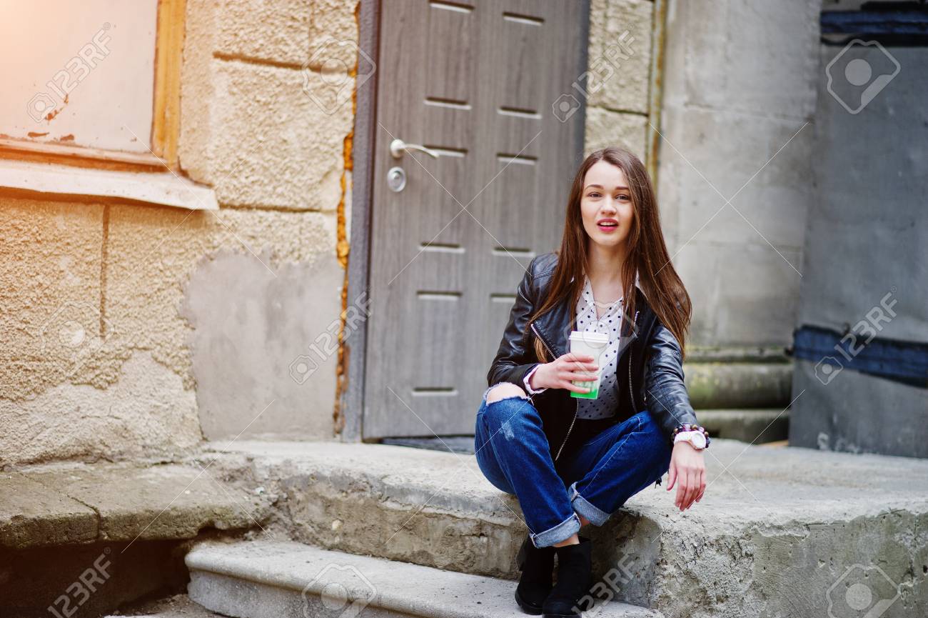 girl ripped jeans style