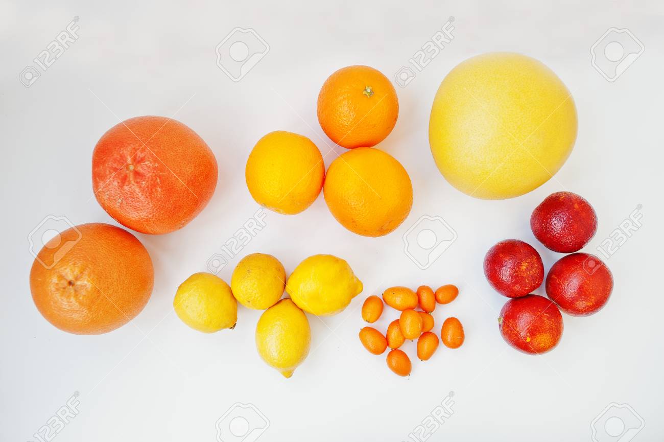 柑橘類の種類 オレンジ レモン ブラッド シチリア オレンジ グレープ フルーツ白い背景で隔離とエキゾチックなフルーツ金柑 健康的なダイエット食品を食べるします の写真素材 画像素材 Image