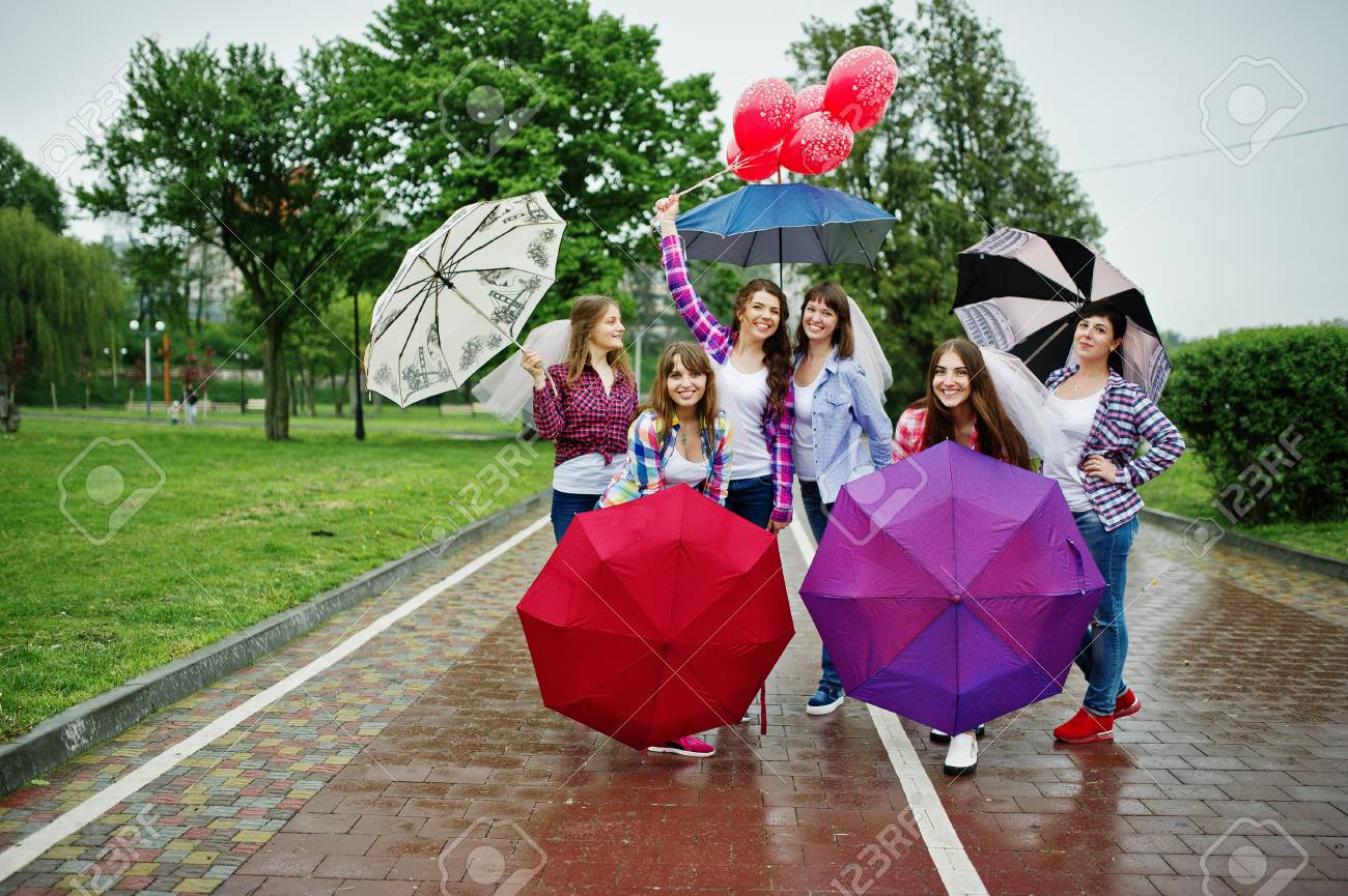 Grupo De Seis Chicas Divirtiéndose La Despedida De Soltera, Con Paraguas Bajo La Lluvia Y Globos. Fotos, Retratos, Imágenes Y Fotografía Archivo Libres De Derecho. Image 78818597.