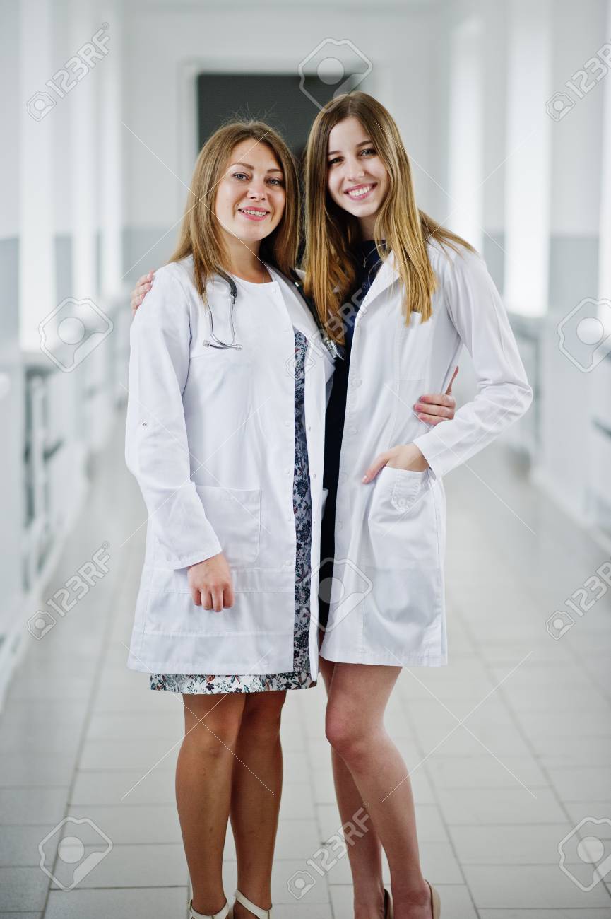 Zwei Schone Arztinnen Oder Medizinische Arbeitskrafte In Den Weissen Manteln Die Im Krankenhaus Aufwerfen Lizenzfreie Fotos Bilder Und Stock Fotografie Image 82886855