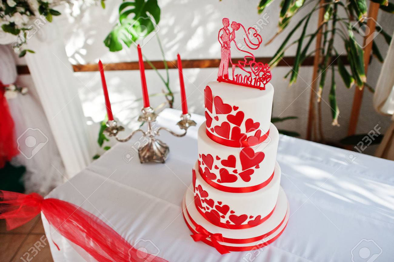 Gateau De Mariage Rouge Et Blanc Incroyable Debout Sur La Table Banque D Images Et Photos Libres De Droits Image