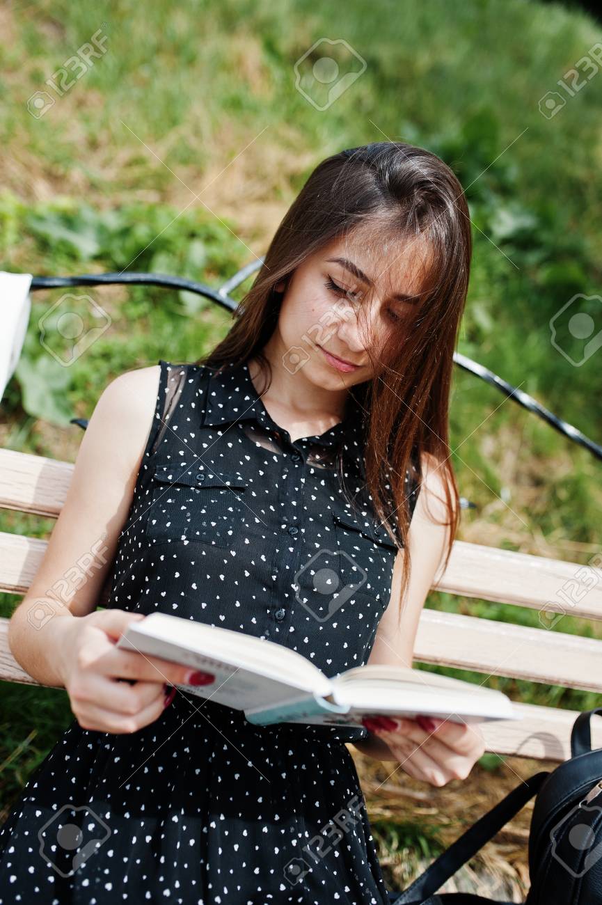 黒の水玉ドレスを着てベンチに座っていると 公園で本を読んで素敵な女性の肖像画 の写真素材 画像素材 Image 1918