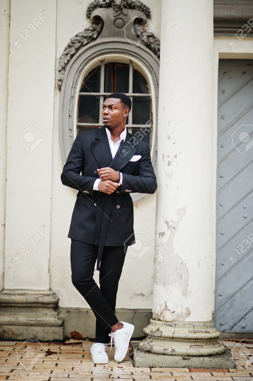 Suit Blauer Anzug Weisse Sneaker Blauer Anzug Weisse Sneaker