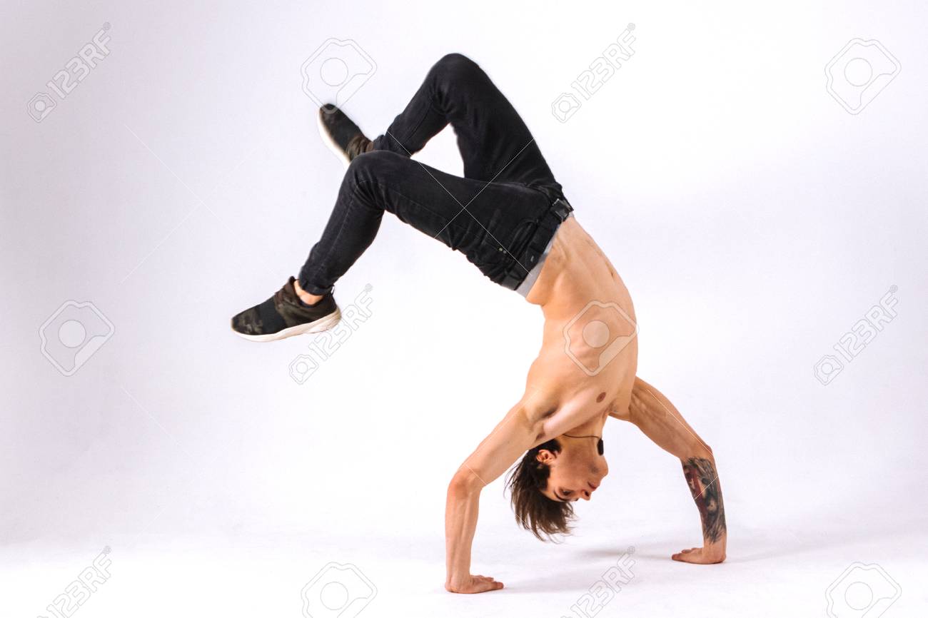 強力な少年 男 フリーランナー アクロバット 白い背景に逆さまにジャンプで筋肉の体を持つトリッキー の写真素材 画像素材 Image 強力な少年 男 フリーランナー アクロバット 白い背景に逆さまにジャンプで筋肉の体を持つトリッキー の写真素材 画像素材 Image