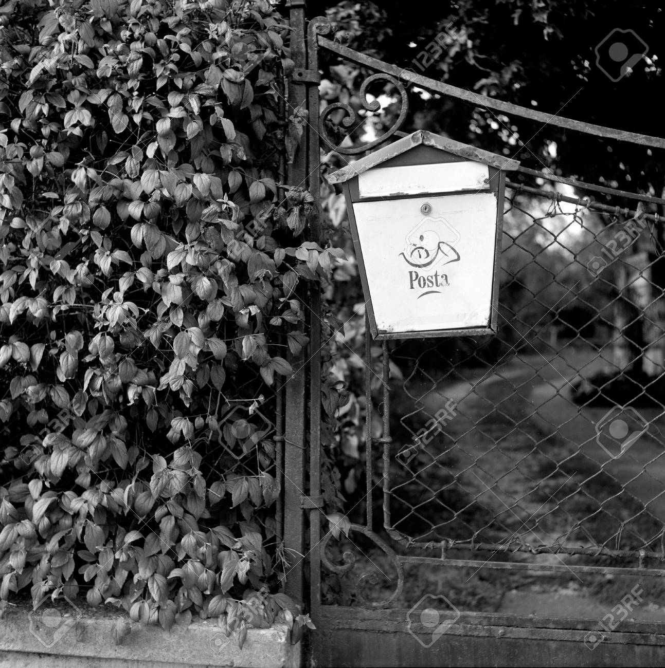 Alte Briefkasten Auf Einem Zaun, Auf Schwarzweiß-Film Mit Einem ... Alte Briefkasten Auf Einem Zaun, Auf Schwarzweiß-Film Mit Einem ...