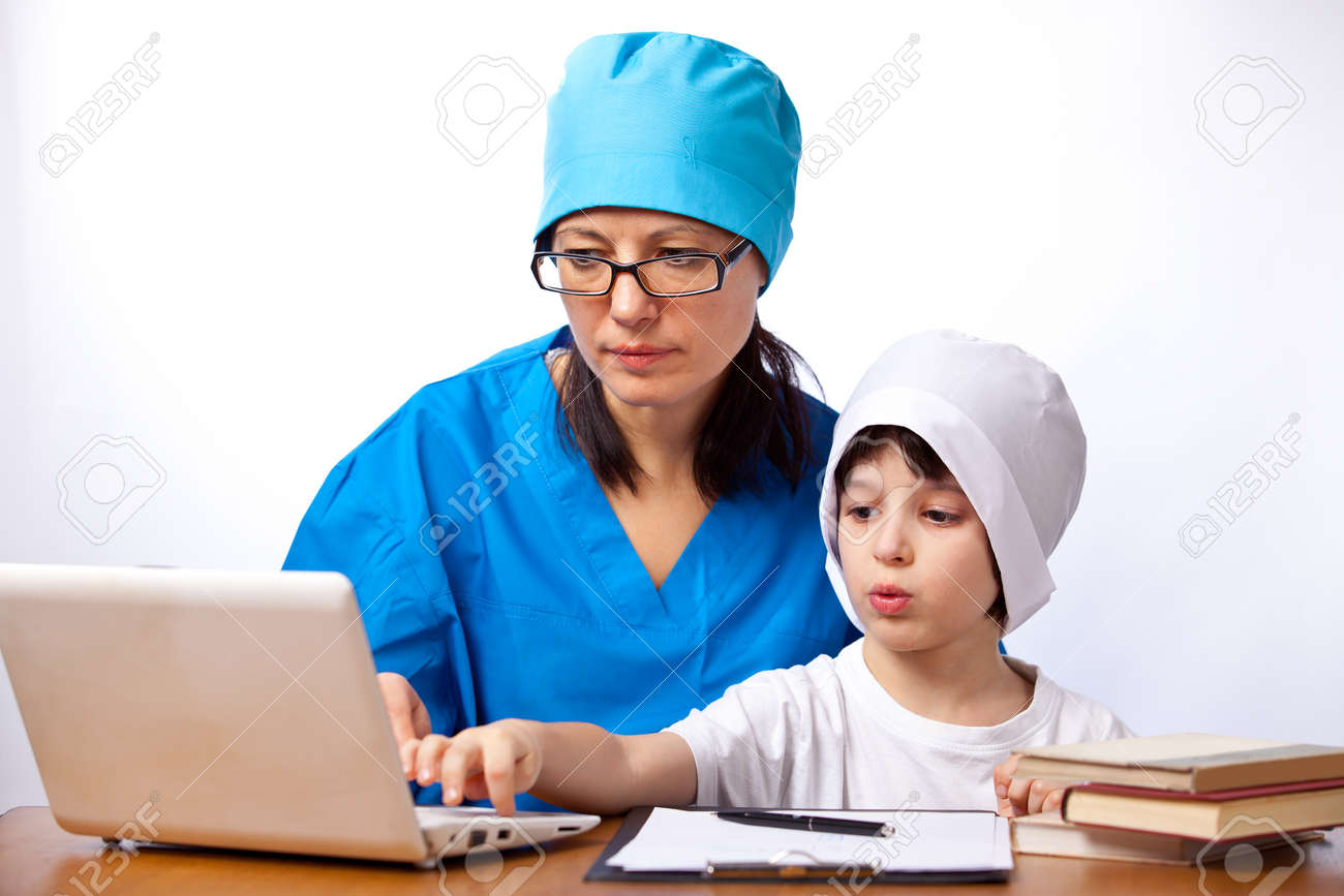 врач педиатр. медицинская сестра и ребенок. врач и родители ребенка. медсестра и ребенок. мама врач сайт.