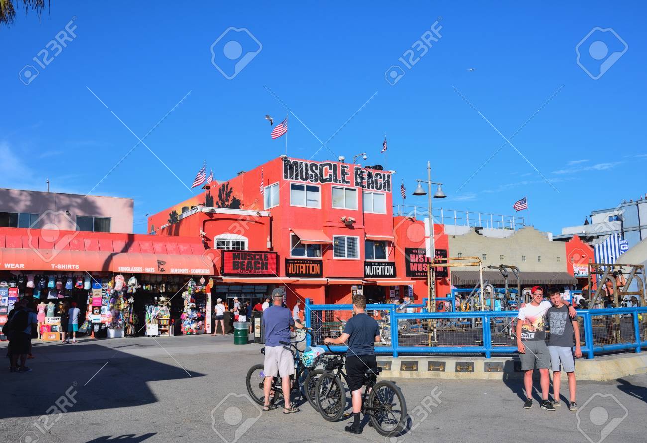 ヴェネツィア カリフォルニア州 17 年 7 月 27 日 マッスル ビーチ ベニス ビーチ Ca のマッスル ビーチ ジムは 有名人や有名なボディビルダーが訓練を受けて 1930 年代に遡るランドマーク 屋外ジムです の写真素材 画像素材 Image