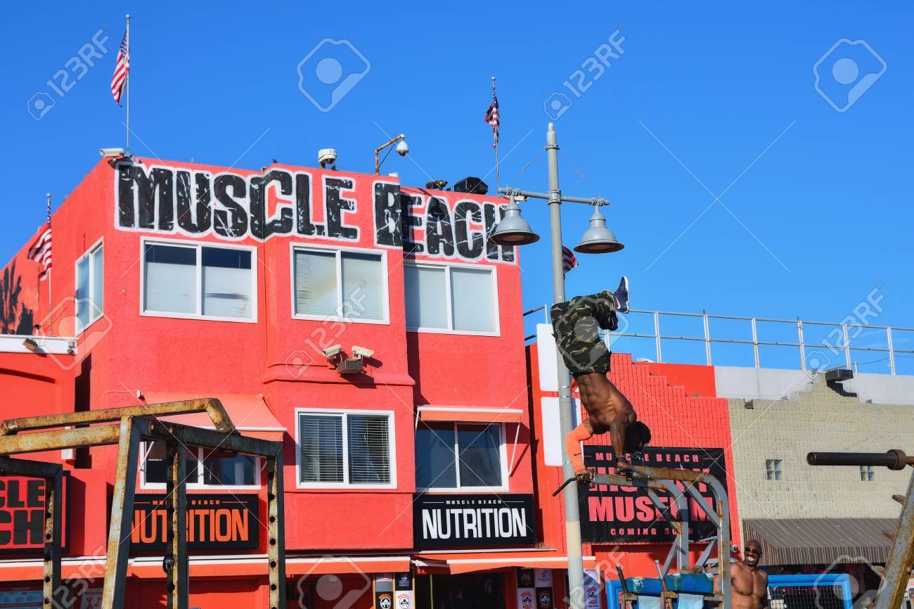 ヴェネツィア カリフォルニア州 17 年 7 月 27 日 マッスル ビーチ ベニス ビーチ Ca のマッスル ビーチ ジムは 有名人や有名なボディビルダーが訓練を受けて 1930 年代に遡るランドマーク 屋外ジムです の写真素材 画像素材 Image