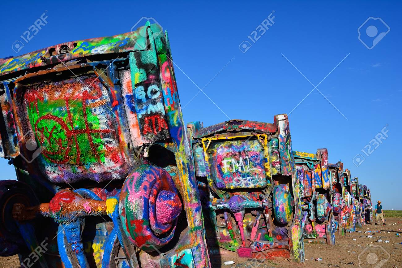 アマリロ テキサス州 7月 21 17 アマリロのキャデラックランチ キャデラックランチは 古い車の残骸のパブリックアートインスタレーションであり 歴史的なルート66で人気のランドマークです の写真素材 画像素材 Image