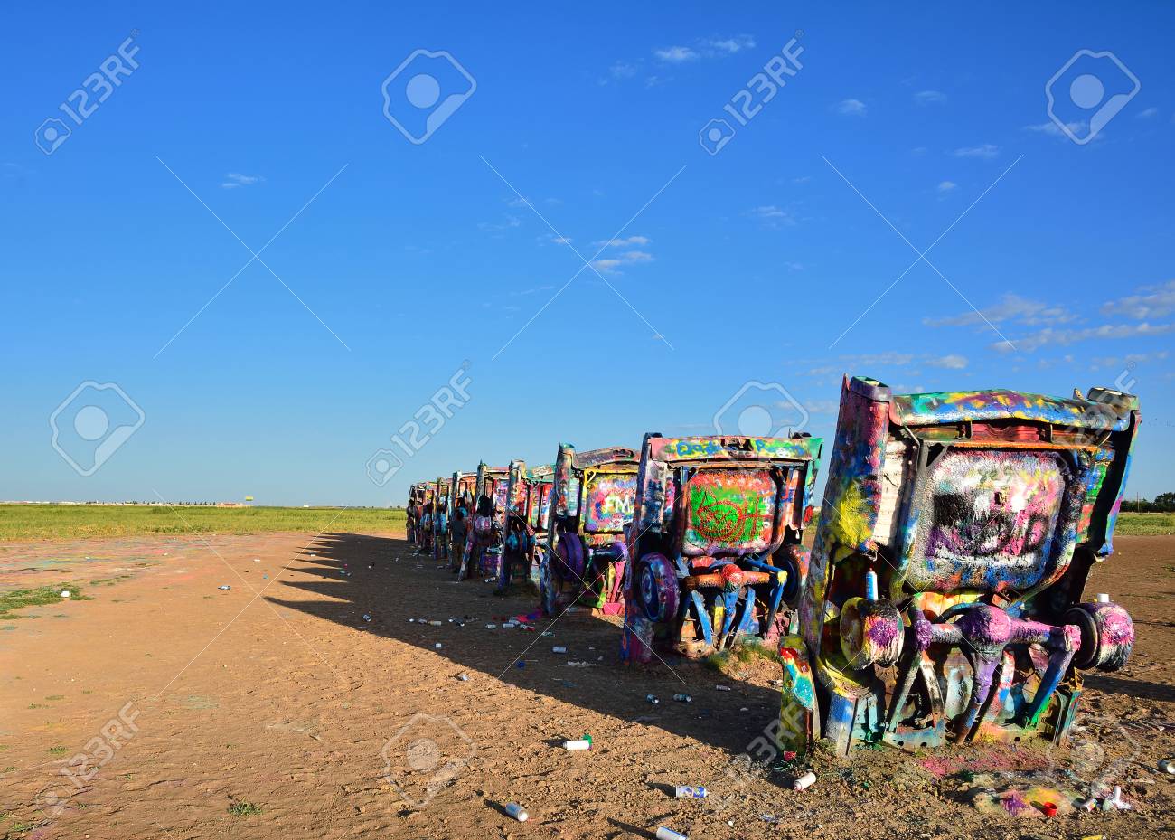アマリロ テキサス州 7月 21 17 アマリロのキャデラックランチ キャデラックランチは 古い車 の残骸のパブリックアートインスタレーションであり 歴史的なルート66で人気のランドマークです の写真素材 画像素材 Image