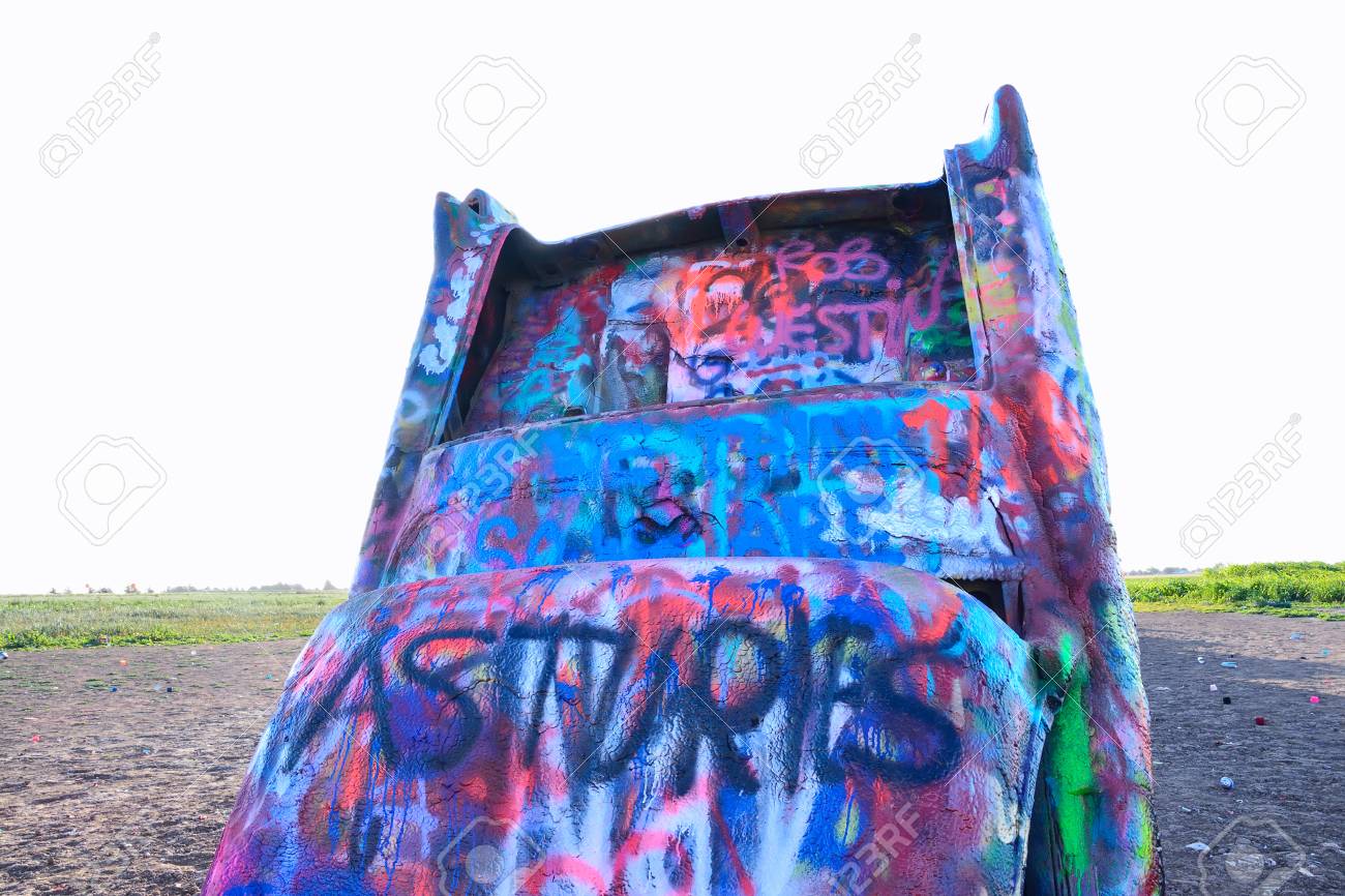 アマリロ テキサス州 7月 21 17 アマリロのキャデラック牧場 キャデラック牧場は 古い車 の残骸の公共のアートインスタレーションと歴史的なルート66で人気のランドマークです の写真素材 画像素材 Image