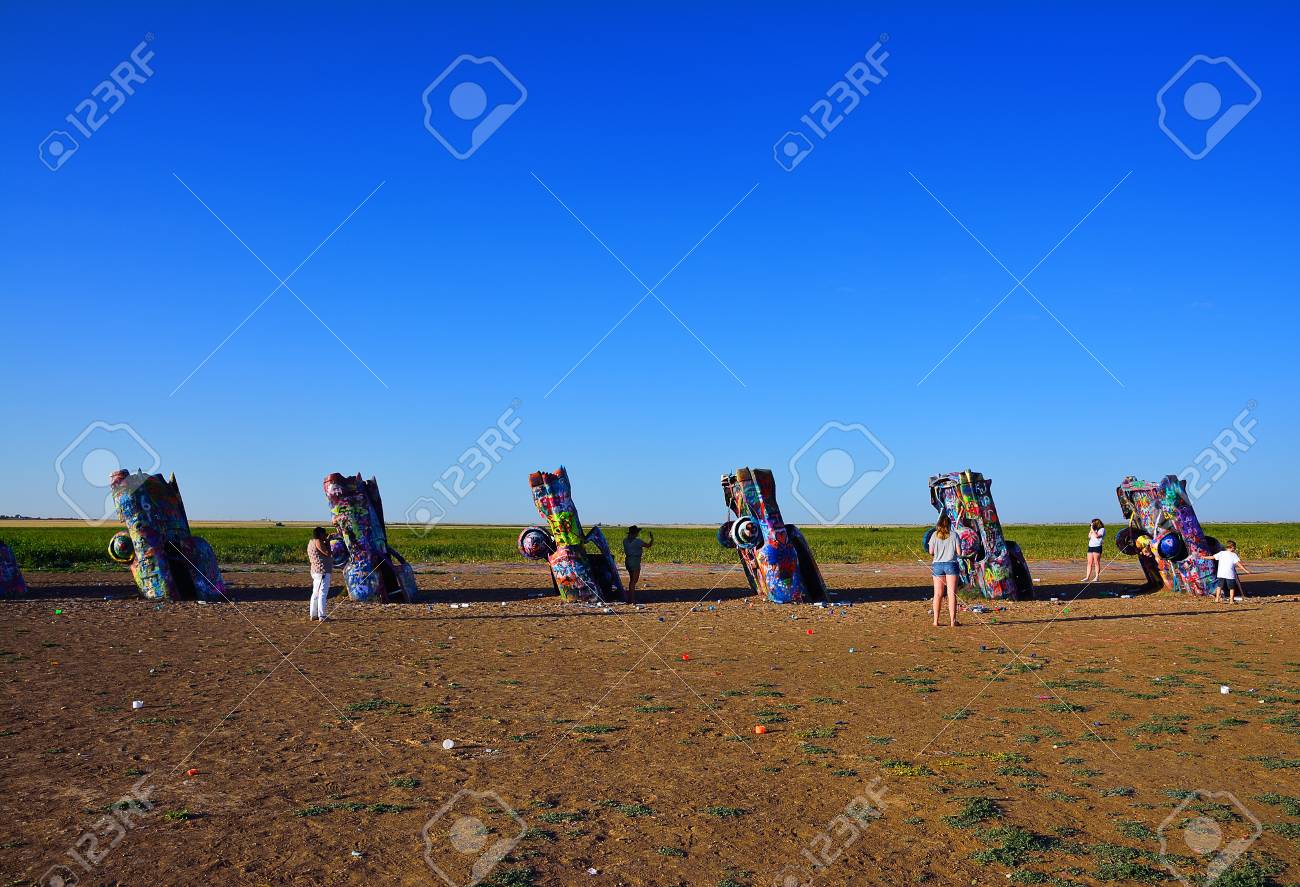 アマリロ テキサス州 7月 21 17 アマリロのキャデラック牧場 キャデラック牧場は 古い車 の残骸の公共のアートインスタレーションと歴史的なルート66で人気のランドマークです の写真素材 画像素材 Image