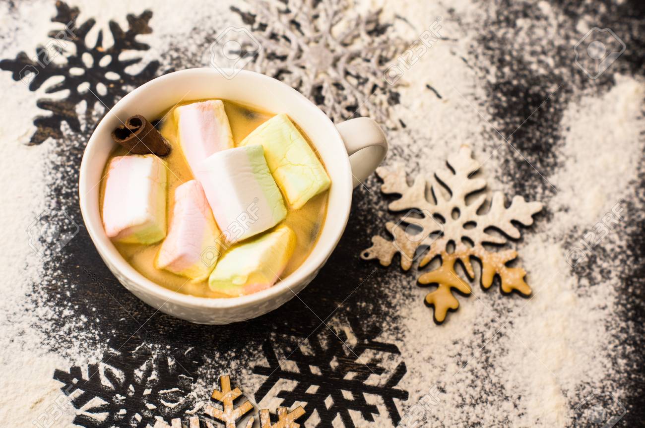 Composition De Noël Ou Du Nouvel An Avec Chocolat Chaud Et Guimauves Décoré De Cônes De Sapin Et De Boules De Vacances Et Cloches Sur Fond En Bois