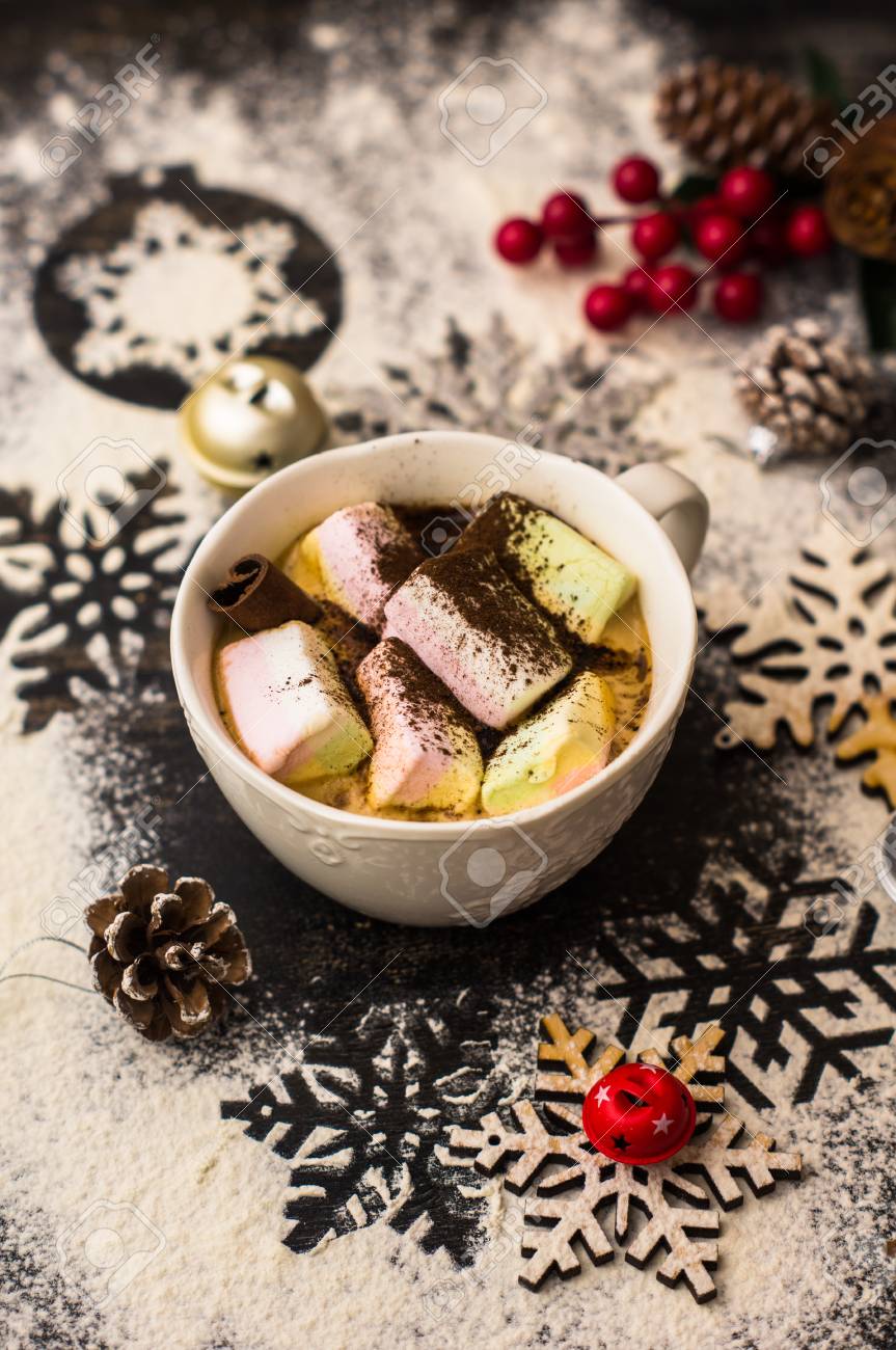 Composition De Noël Ou Du Nouvel An Avec Chocolat Chaud Et Guimauves Décoré De Cônes De Sapin Et De Boules De Vacances Et Cloches Sur Fond En Bois