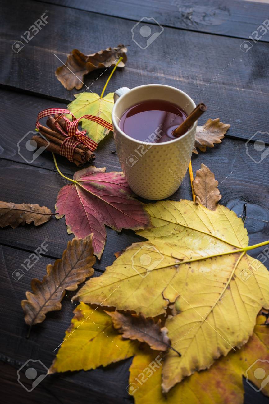 Stella Di Natale Foglie Gialle.Immagini Stock Tazza Di Te Caldo Con Cannella E Anice Stella Sul Tavolo Rustico Con Foglie Gialle Brigt Image 89535431
