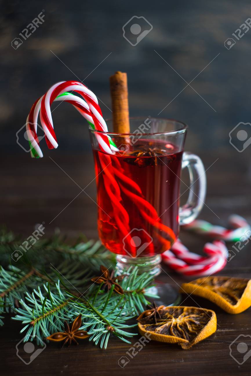 Decorazioni Natalizie Vetro.Immagini Stock Vin Brule In Vetro E Decorazioni Natalizie Sul Tavolo Di Legno Rustico Image 90950775