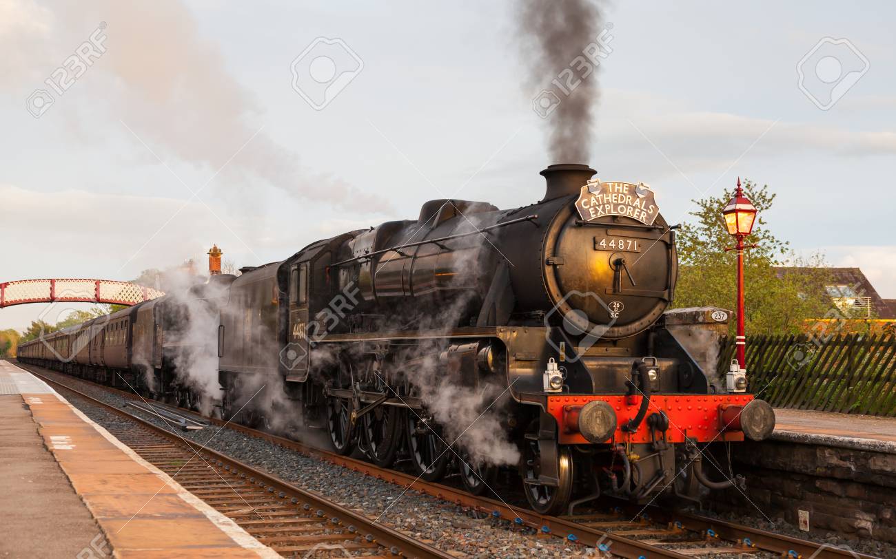 黒 5 蒸気機関車数 頭で高原とタムワース イギリス諸島エクスプ ローラー解決カーライルの鉄道の上を保持されます の写真素材 画像素材 Image