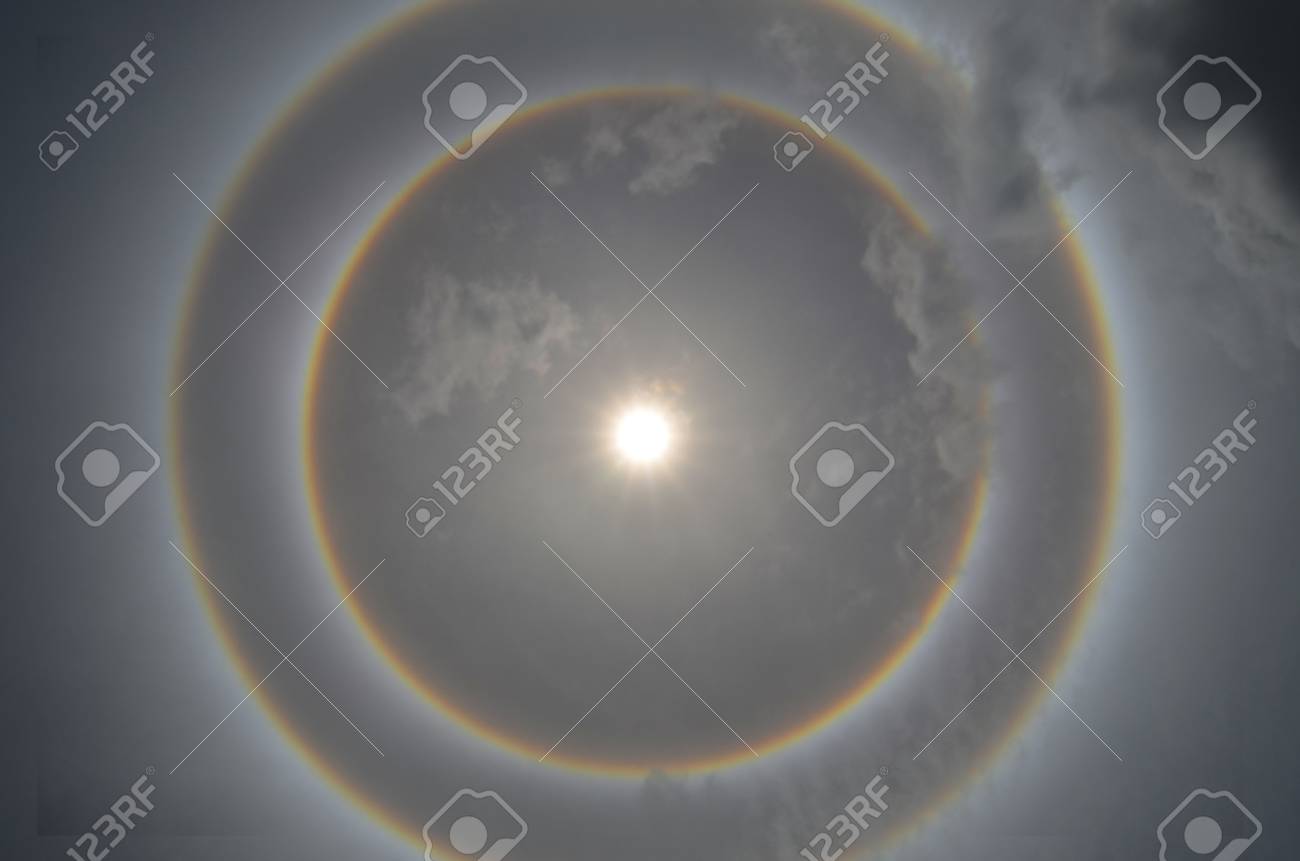 二重太陽ハロー リングの素敵な現象 の写真素材 画像素材 Image