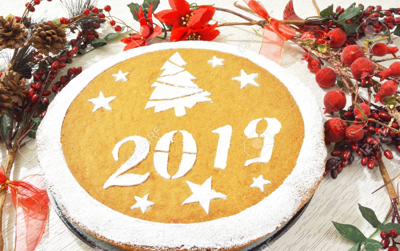 伝統的なギリシャの新年™のケーキは、内部の幸運なコインを持つヴァシロピタとして知られていますの写真素材・画像素材 Image 115053605