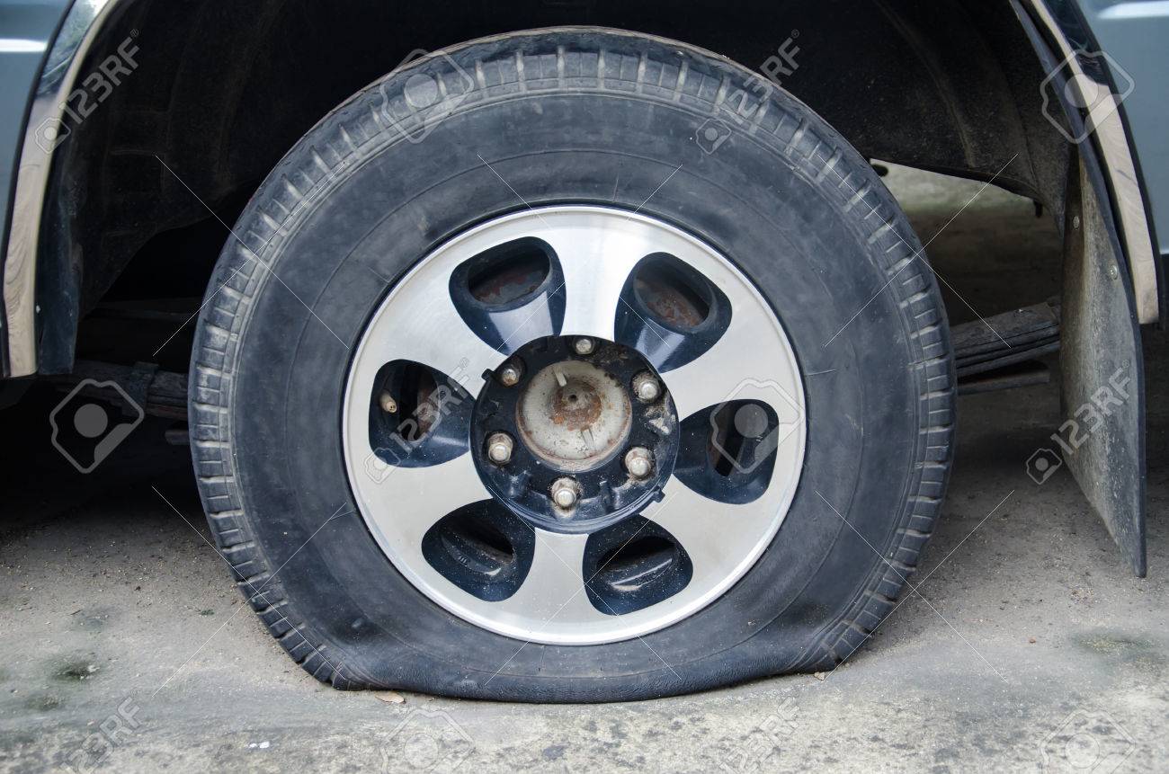 車のタイヤがパンク の写真素材 画像素材 Image
