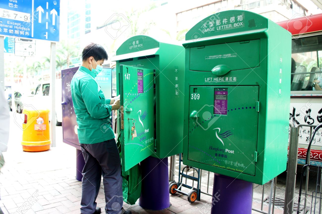 2012 年 3 月 23 日 - 湾仔, 香港島、香港です。郵便ポストでポストの男性を収集します。の写真素材・画像素材 Image 20910167