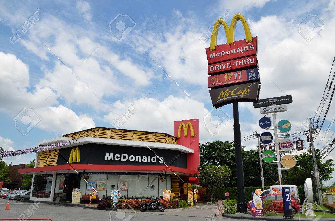 Bangkok, Tailandia - 01 De Octubre 2013 Restaurante McDonalds Con Camino De Servicio A Través De Carril El 1 De Octubre 2013 En El Círculo, Nuevo Centro Comercial En Ratchapruk Carretera, Al
