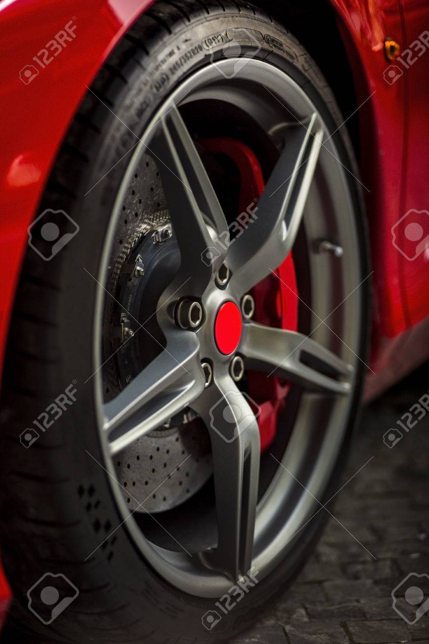 赤い中心と赤い改金属リムと赤のスーパー スポーツ車のホイールの詳細 の写真素材 画像素材 Image