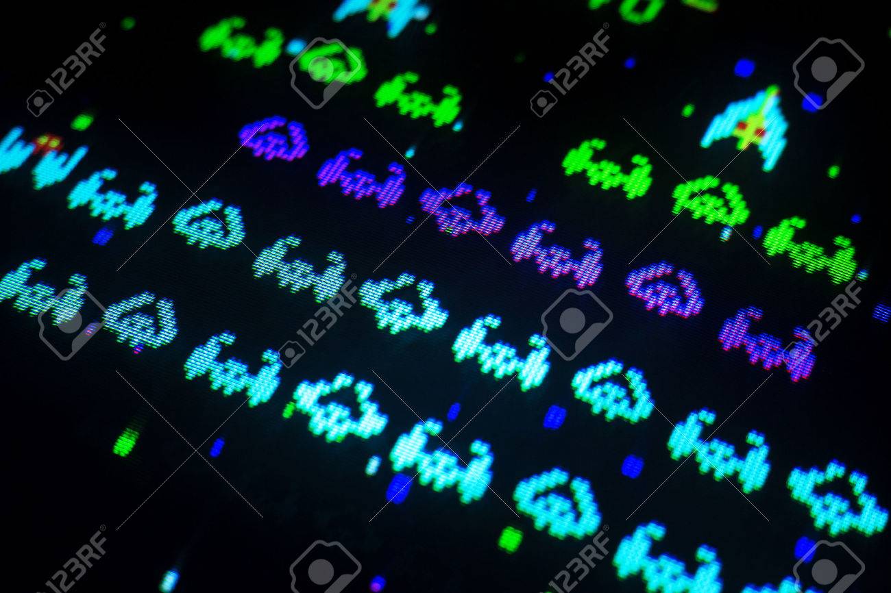 古いアーケードのビデオゲームの様々 な色で宇宙船の詳細 の写真素材 画像素材 Image