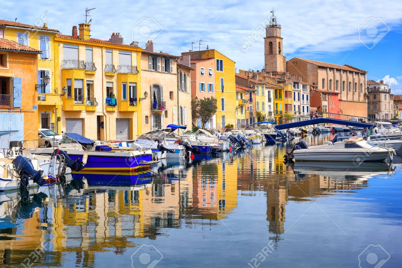 Vieille Ville De Martigues Dans Le Sud De La France Appelée Venise Provençale Pour Ses Nombreux Canaux Et Ses Maisons Colorées Banque D Images Et Photos Libres De Droits Image 64976502