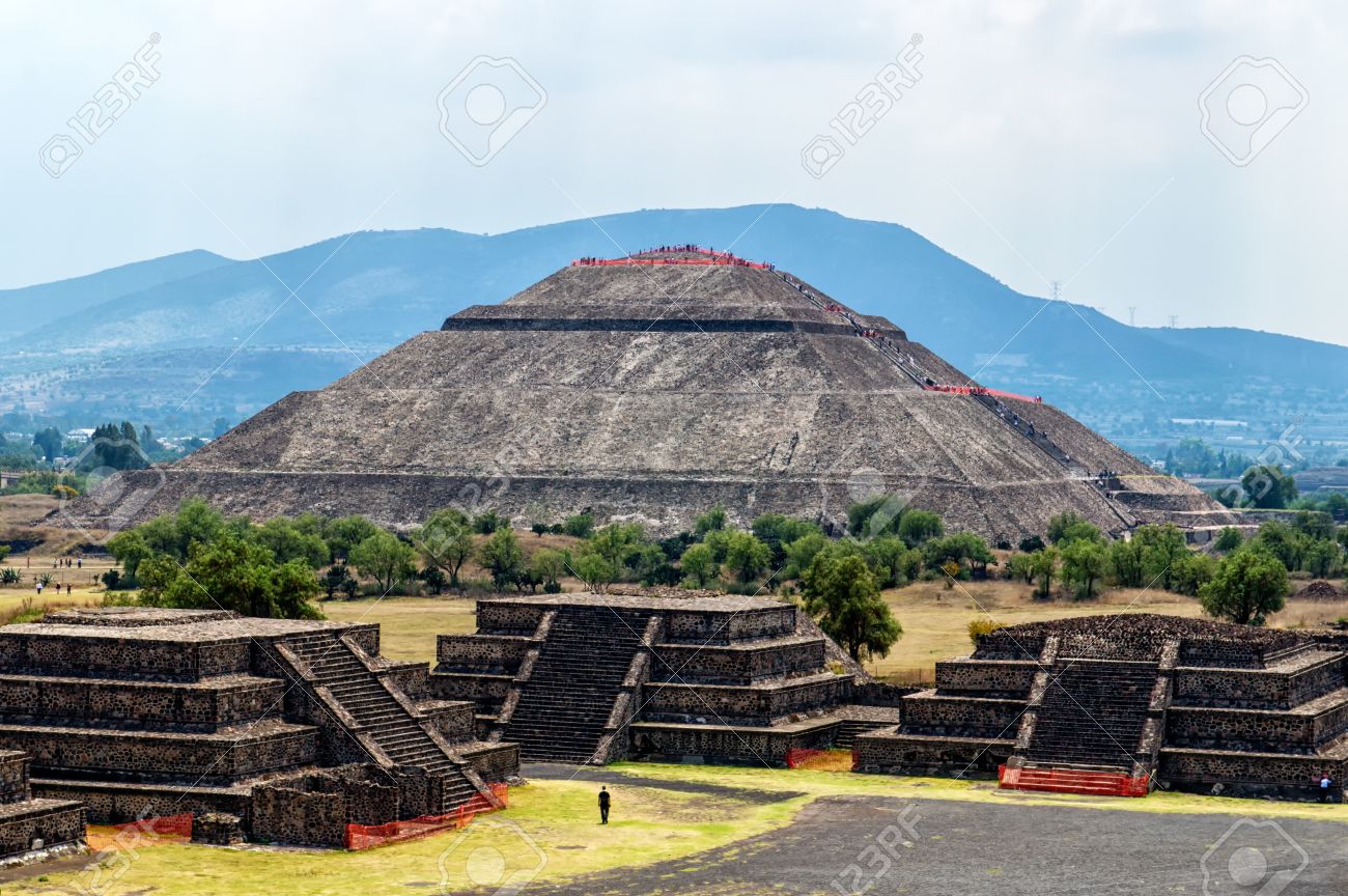 Las ruinas de Teotihuacan con al fondo el templo del sol, México Las ruinas de Teotihuacan con al fondo el templo del sol, México