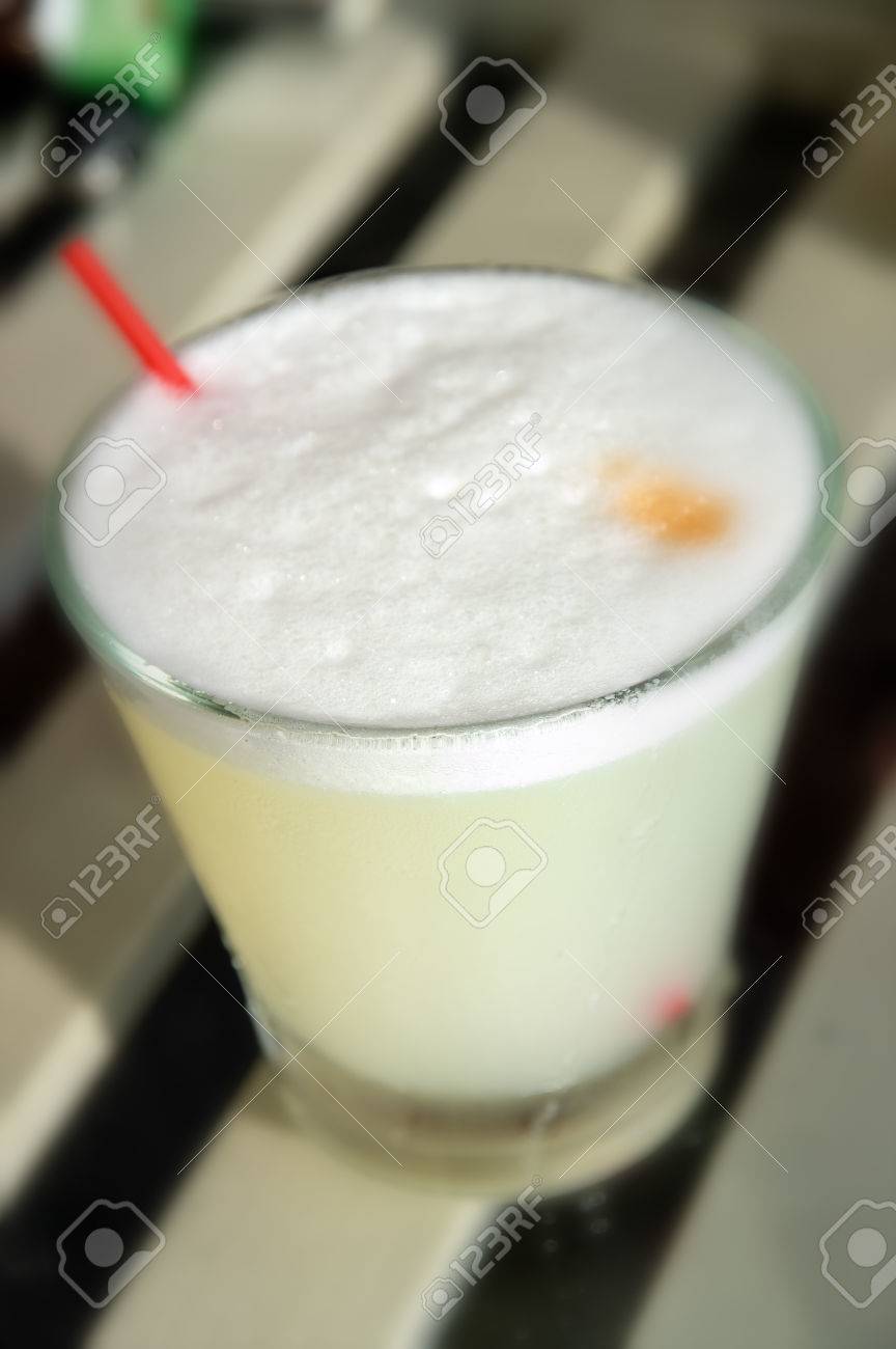 ピスコ ペルー ブドウ火酒 ライム ジュース シロップ 卵白 ピスコサワーというペルーのカクテルが行い アンゴスチュラ 苦い液 を削除 選択的なフォーカス アンゴスチュラの前面 の上に の写真素材 画像素材 Image